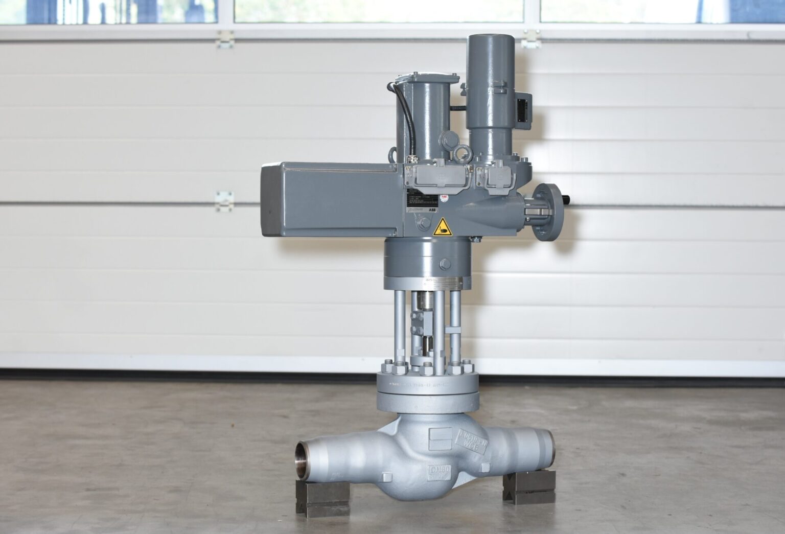 Feed water control valve for a thermal waste utilization plant in